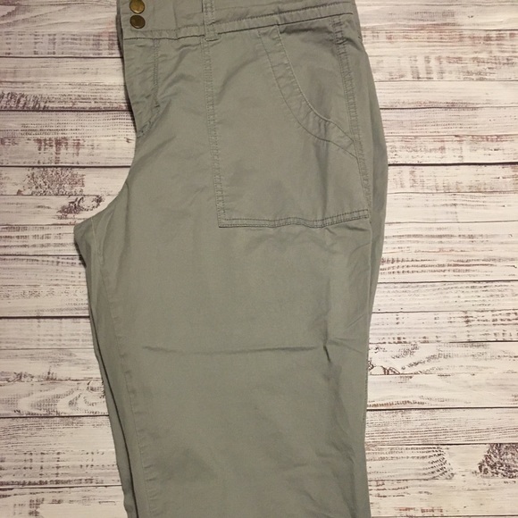 Old Navy Bermuda’s - Picture 1 of 1